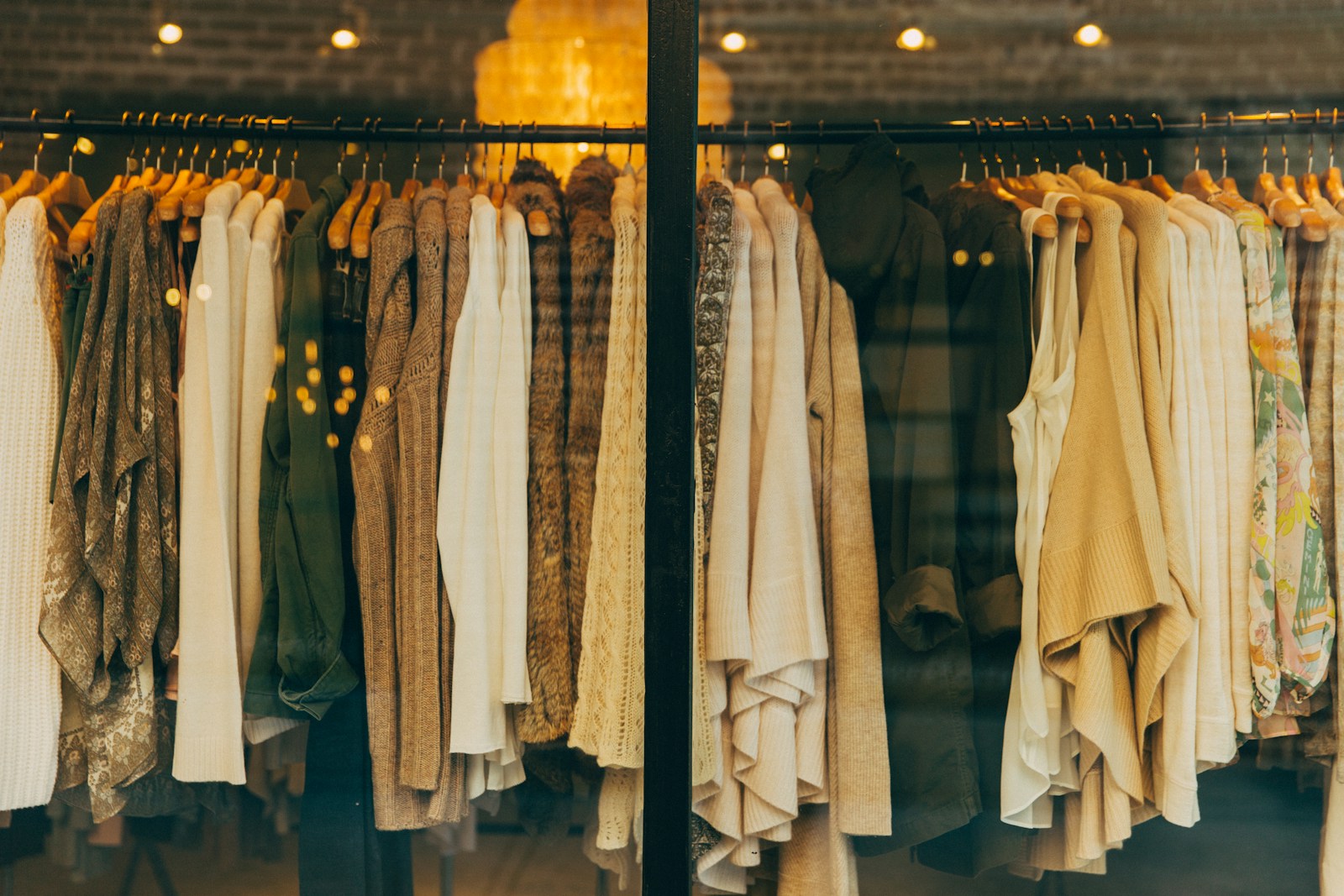 Arara de roupas em tons naturais pronta para um novo garimpo