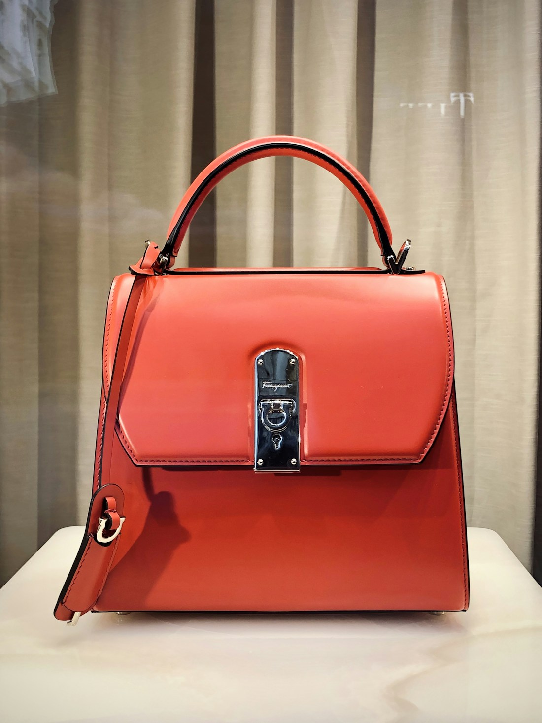 Bolsa estruturada em tom coral