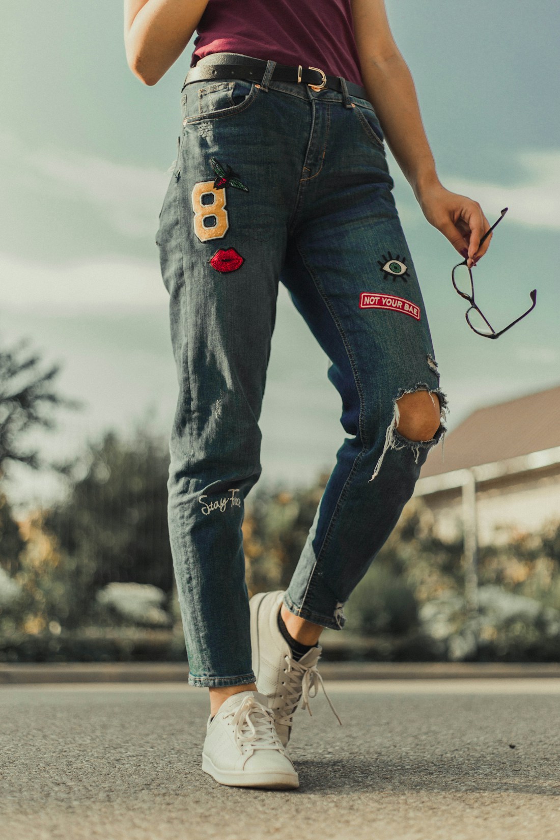 Calça jeans customizada em um look casual
